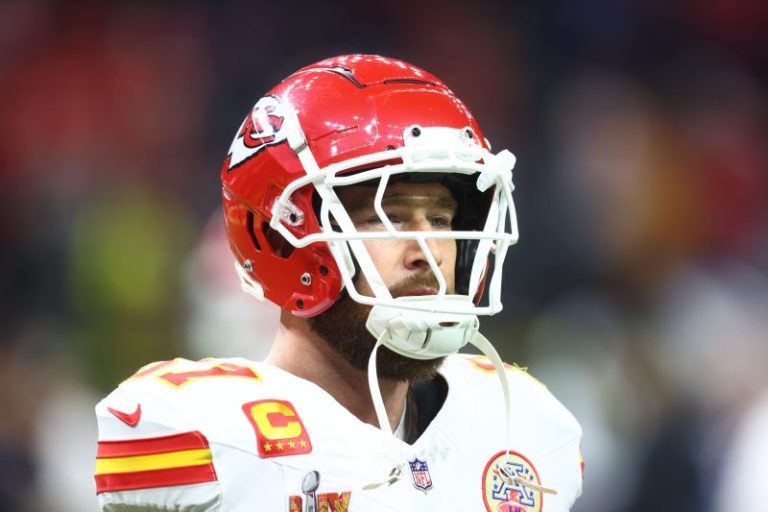 Travis Kelce seeks out Taylor Swift, family after Super Bowl loss