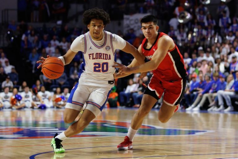 Bracketology: Florida pushes SEC rival from No. 1 seed in tournament field
