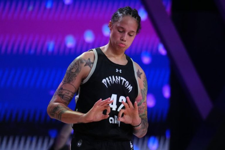Griner gets first Unrivaled dunk, shares moment with Hall of Famer