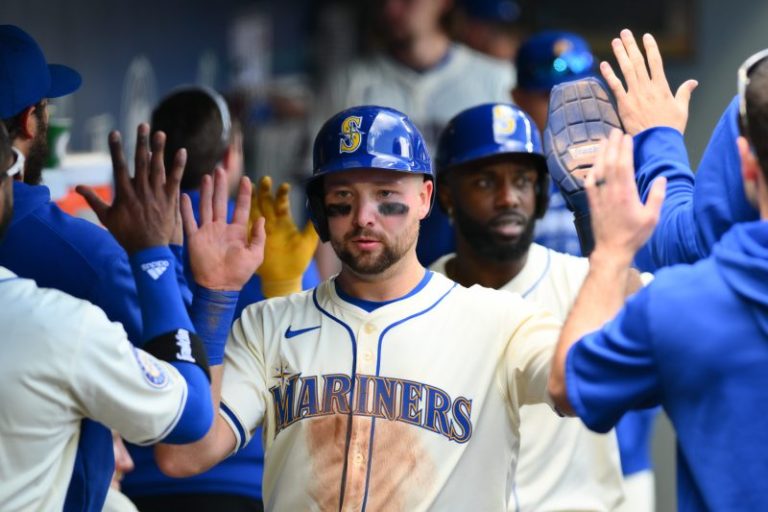 Mariners catcher lands lucrative six-year, $105M extension