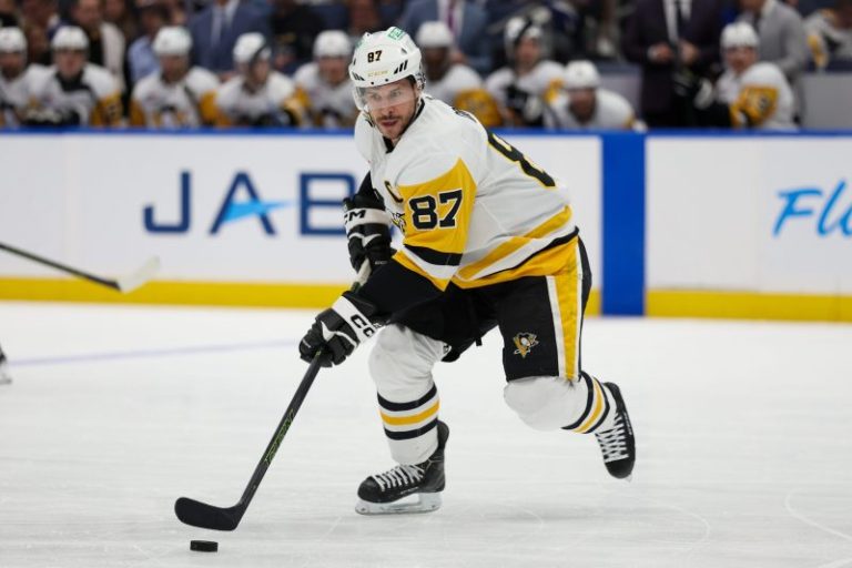 Sidney Crosby breaks Wayne Gretzky record for consistent scoring
