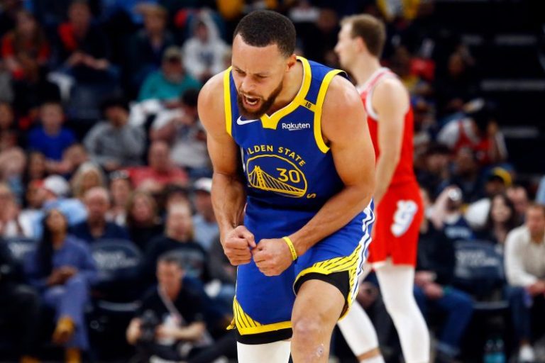 Steph Curry takes another run at 3-point record in 52-point outing