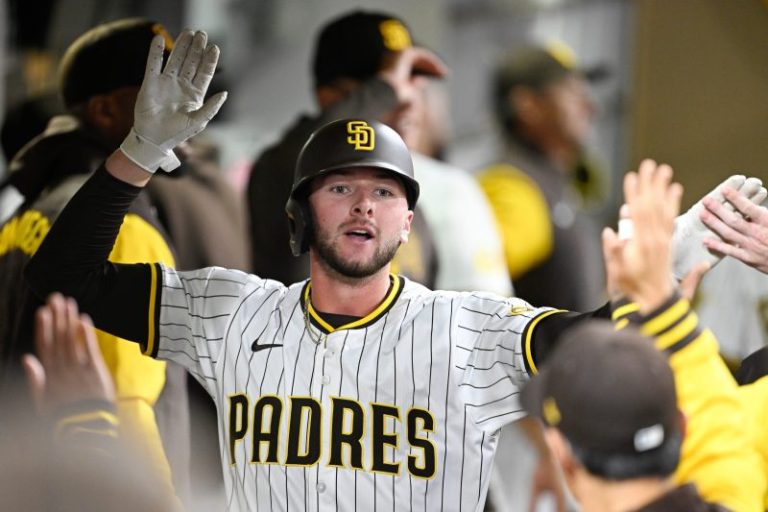 Padres agree to $135 million extension with All-Star outfielder