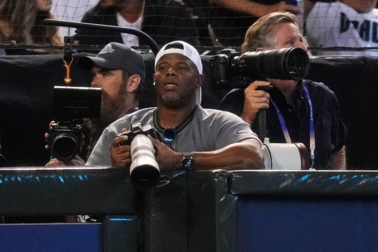 MLB legend is photographer at the 2025 Masters