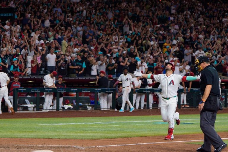 Diamondbacks 3B matches MLB record with 4 homers in a game