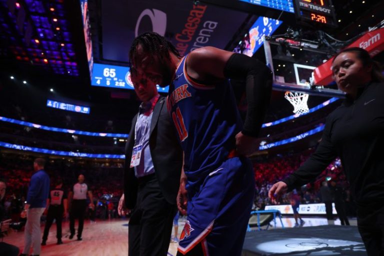 Knicks star returns after injury scare, helps power team to 3-1 lead