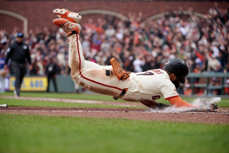 Watch: Giants win in walk-off you have to see to believe