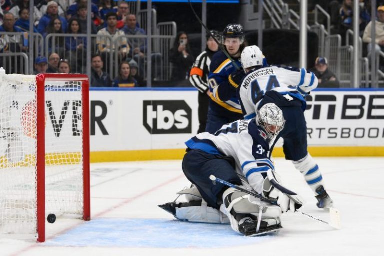 NHL playoffs winners, losers: Award-winning goalie pulled twice