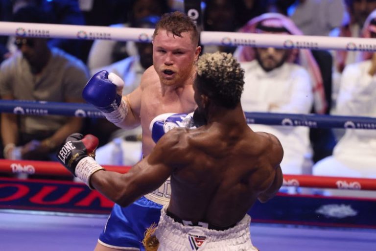 Canelo Alvarez defeats William Scull: Highlights from title fight card