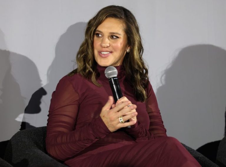 In HOF speech, ex-USWNT star admits being ’emotionless machine’