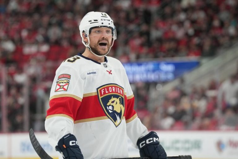 Panthers star leaves Game 2 rout with lower-body injury