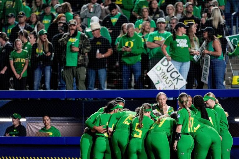 Oregon vs. Ole Miss softball live updates: Highlights from WCWS elimination game