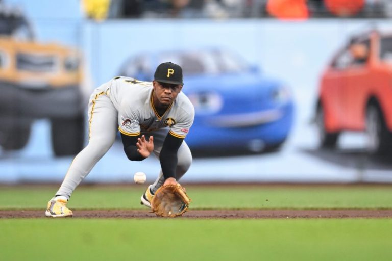Pirates deal 3B Hayes to Reds in intradivisional trade