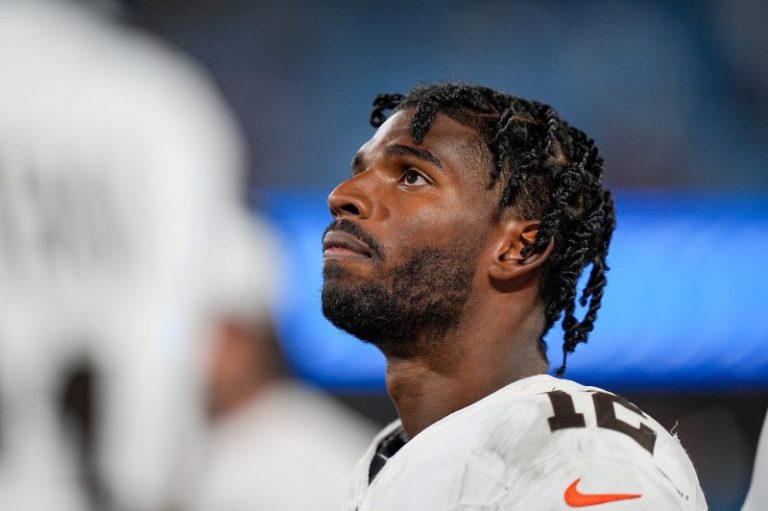 Shedeur Sanders confronts reporter after NFL debut