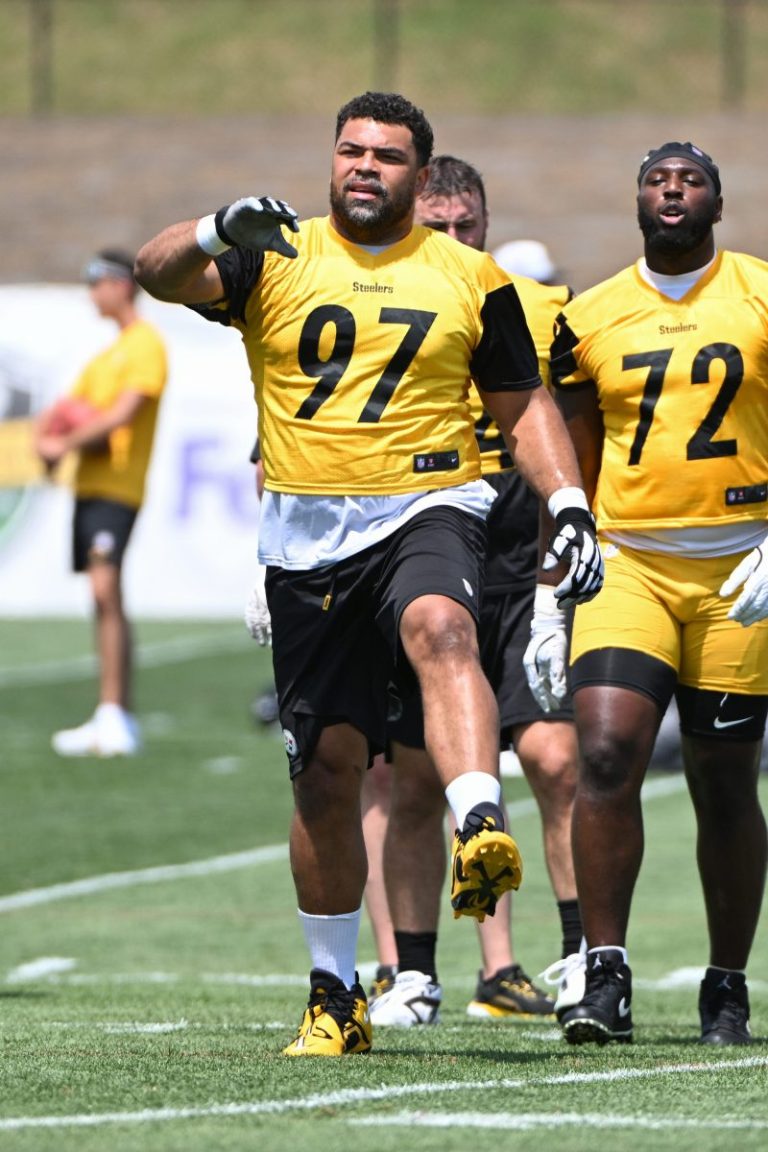 Steelers star threatens to sit out games without new contract