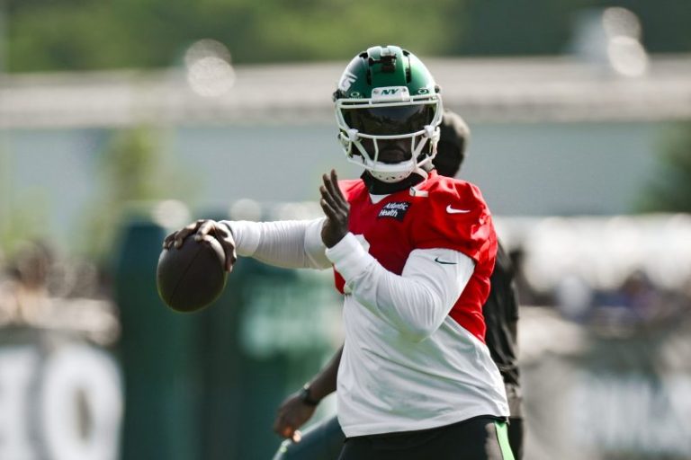 Jets’ backup QB out for rest of preseason after knee procedure