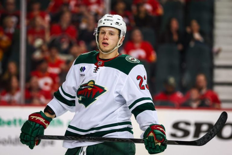 NHL tracker: Wild sign rising player to three-year deal