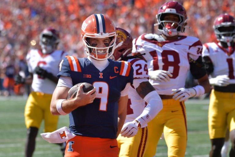 Illinois fans rush field following win over Big Ten foe USC