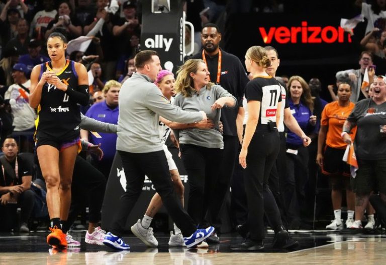 Report: Lynx coach fined for confronting refs, expletive-filled rant