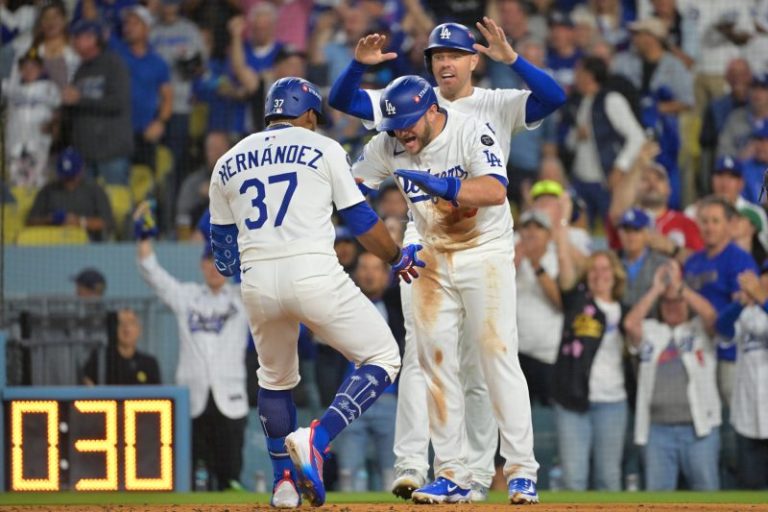 Dodgers vs. Reds live updates: Defending champs try to clinch series