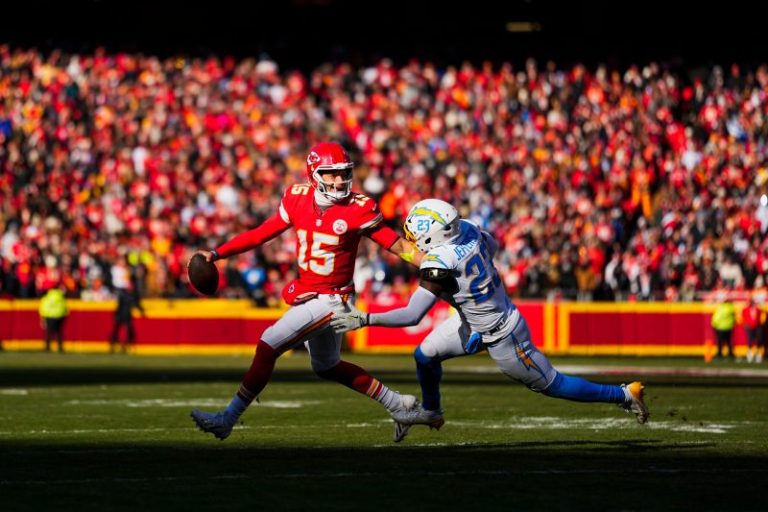 Chargers safety ejected for helmet-to-helmet hit on Chiefs WR
