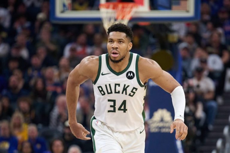 Giannis reaffirms commitment to Bucks, says he will never demand trade